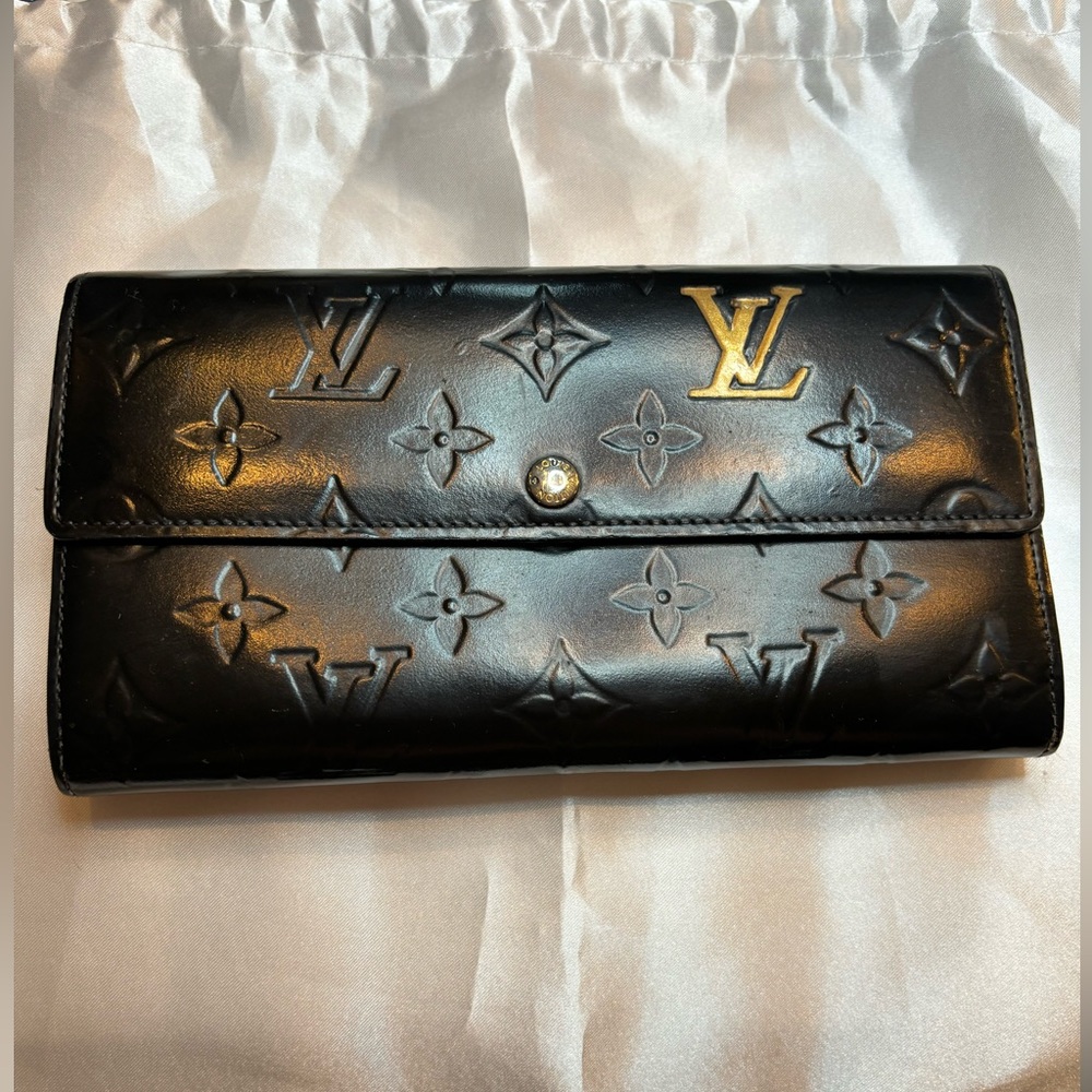Authentic pre loved
 Louis Vuitton Sarah long vernis monogram wallet